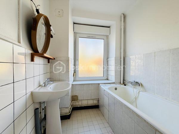 Venez découvrir cet immeuble idéalement situé à proximité du centre-ville et des salines !
Il se compose de trois appartements déjà loués pour un loyer totalisant 1950 euros, sans aucune procédure en cours, offrant une rentabilité 11%.
Un bien clé en main, sans travaux, qui réunit tous les critères par un investisseur.
Bon à savoir : 
Les trois appartements sont équipés de climatisations réversibles récentes, assurant confort et attractivité locative.
À l'extérieur, vous bénéficierez également d'un bâtiment annexe offrant un beau potentiel d'aménagement, ainsi que d'un espace vert viennent compléter l'ensemble.
Un grand parking municipale pourra bénéficier aux personnes qui viennent vous rendre visite.
À visiter sans tarder !