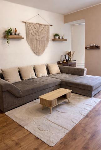 Venez découvrir cet immeuble idéalement situé à proximité du centre-ville et des salines !
Il se compose de trois appartements déjà loués pour un loyer totalisant 1950 euros, sans aucune procédure en cours, offrant une rentabilité 11%.
Un bien clé en main, sans travaux, qui réunit tous les critères par un investisseur.
Bon à savoir : 
Les trois appartements sont équipés de climatisations réversibles récentes, assurant confort et attractivité locative.
À l'extérieur, vous bénéficierez également d'un bâtiment annexe offrant un beau potentiel d'aménagement, ainsi que d'un espace vert viennent compléter l'ensemble.
Un grand parking municipale pourra bénéficier aux personnes qui viennent vous rendre visite.
À visiter sans tarder !