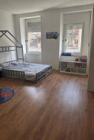 Venez découvrir cet immeuble idéalement situé à proximité du centre-ville et des salines !
Il se compose de trois appartements déjà loués pour un loyer totalisant 1950 euros, sans aucune procédure en cours, offrant une rentabilité 11%.
Un bien clé en main, sans travaux, qui réunit tous les critères par un investisseur.
Bon à savoir : 
Les trois appartements sont équipés de climatisations réversibles récentes, assurant confort et attractivité locative.
À l'extérieur, vous bénéficierez également d'un bâtiment annexe offrant un beau potentiel d'aménagement, ainsi que d'un espace vert viennent compléter l'ensemble.
Un grand parking municipale pourra bénéficier aux personnes qui viennent vous rendre visite.
À visiter sans tarder !