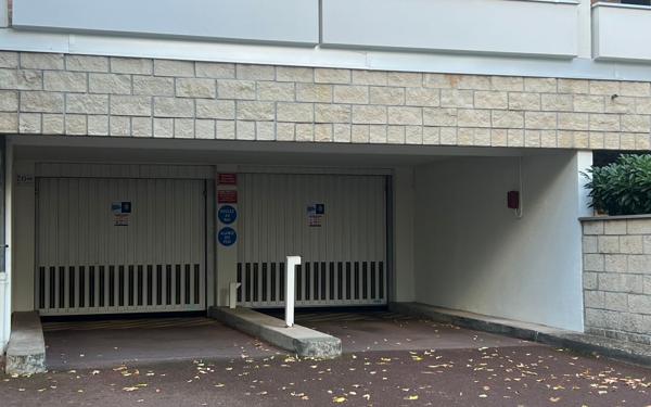 Stationnement à louer