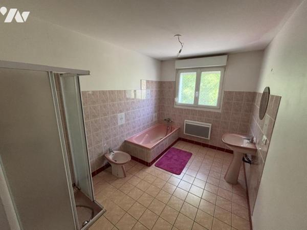Appartement T3 au 1er étage (98 m² - Loué 666 €/mois) avec parking (possibilité garage)