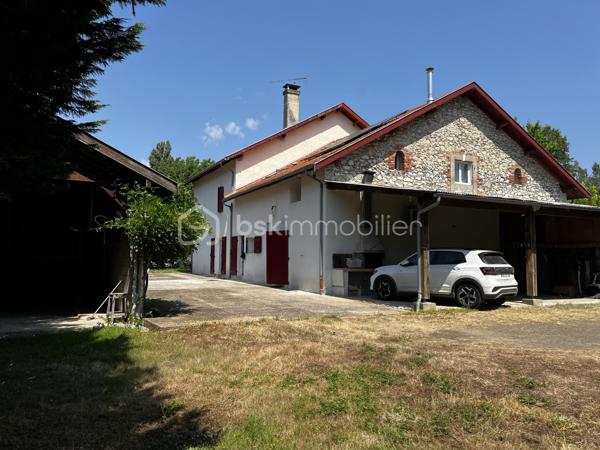 MAISON IDEALE POUR FAMILLE NOMBREUSE avec des prestations de qualité offrant jusqu'à 8 chambres.

Authentique maison bourgeoise landaise de la fin de XIX ème siècle,  entièrement rénovée avec des matériaux de qualité, offrant de très belles prestations et une modularité rare, pour une grande famille, une activité de location, une profession libérale ou un projet intergénerationnel.

Selon vos besoins, cette propriété peut être configurée de 3 façons:
Une maison de 7 chambres avec un appartement T2 indépendant
Une maison de 6 chambres avec un appartement T3 indépendant
ou une grande maison familiale de 8 chambres.
Des combles de 73 m² peuvent encore être utilisés pour plus d'espace.

Cette élégente maison bourgeoise offre un plan à couloir central. 
Un vaste couloir distribue de belles pièces de réception aux volumes généreux, de part et d'autre, toutes bénéficiant d'une belle hauteur sous plafond de plus de 2, 80 m .
En perspective un escalier dessert l'étage, conférant à l'ensemble une distribution harmonieuse et une belle sensation d'espace.

Au rez de chaussée, un séjour lumineux offre une double exposition, suivi d'une cuisine et d'une arrière cuisine. 
Les 4 chambres ont une superficie d' entre 11 et 20 m².
2 wc et salle d'eau.
Pièce annexe de 20 m² béneficiant de nombreux rangements et cave.

A l'étage, vous trouverez 4 spacieuses chambres (17 m²,18 m², 19 m², 20 m²) avec une belle hauteur sous plafond, dont une suite parentale avec sa salle de bain privative, ainsi qu'une salle d'eau indépendant et un wc séparé. 
Pour plus de rangement et de confort, un dressing de 8m² est attenant à la salle d'eau.
Un accès aux combles de 73 m² vous permet de bénéficier d'un espace à aménager selon vos besoins.


Implantée sur un terrain clos de 1376 m², elle bénéficie de nombreux équipements extérieurs: carport, garage d'environ 30 m², une serre.

Cette maison est équipée d'un chauffe eau thermodynamique, d'une chaudière à granulés, de panneaux photovoltaÏques installés en 2023, un portail électrique.
Un traitement du bois de la charpente a été réalisé en 2018.
L' isolation des combles date de 2021.
Les fenêtres en double vitrage et volets ont été remplacés en 2021.

Sans travaux, cette propriété rénovée avec soin offre de multiples possibilités. 
Une visite s'impose pour découvrir tout son potentiel.