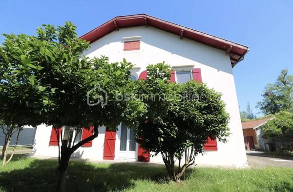 MAISON IDEALE POUR FAMILLE NOMBREUSE avec des prestations de qualité offrant jusqu'à 8 chambres.

Authentique maison bourgeoise landaise de la fin de XIX ème siècle,  entièrement rénovée avec des matériaux de qualité, offrant de très belles prestations et une modularité rare, pour une grande famille, une activité de location, une profession libérale ou un projet intergénerationnel.

Selon vos besoins, cette propriété peut être configurée de 3 façons:
Une maison de 7 chambres avec un appartement T2 indépendant
Une maison de 6 chambres avec un appartement T3 indépendant
ou une grande maison familiale de 8 chambres.
Des combles de 73 m² peuvent encore être utilisés pour plus d'espace.

Cette élégente maison bourgeoise offre un plan à couloir central. 
Un vaste couloir distribue de belles pièces de réception aux volumes généreux, de part et d'autre, toutes bénéficiant d'une belle hauteur sous plafond de plus de 2, 80 m .
En perspective un escalier dessert l'étage, conférant à l'ensemble une distribution harmonieuse et une belle sensation d'espace.

Au rez de chaussée, un séjour lumineux offre une double exposition, suivi d'une cuisine et d'une arrière cuisine. 
Les 4 chambres ont une superficie d' entre 11 et 20 m².
2 wc et salle d'eau.
Pièce annexe de 20 m² béneficiant de nombreux rangements et cave.

A l'étage, vous trouverez 4 spacieuses chambres (17 m²,18 m², 19 m², 20 m²) avec une belle hauteur sous plafond, dont une suite parentale avec sa salle de bain privative, ainsi qu'une salle d'eau indépendant et un wc séparé. 
Pour plus de rangement et de confort, un dressing de 8m² est attenant à la salle d'eau.
Un accès aux combles de 73 m² vous permet de bénéficier d'un espace à aménager selon vos besoins.


Implantée sur un terrain clos de 1376 m², elle bénéficie de nombreux équipements extérieurs: carport, garage d'environ 30 m², une serre.

Cette maison est équipée d'un chauffe eau thermodynamique, d'une chaudière à granulés, de panneaux photovoltaÏques installés en 2023, un portail électrique.
Un traitement du bois de la charpente a été réalisé en 2018.
L' isolation des combles date de 2021.
Les fenêtres en double vitrage et volets ont été remplacés en 2021.

Sans travaux, cette propriété rénovée avec soin offre de multiples possibilités. 
Une visite s'impose pour découvrir tout son potentiel.