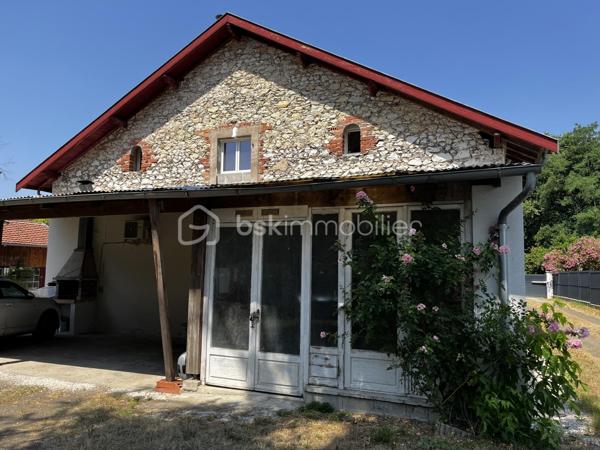 MAISON IDEALE POUR FAMILLE NOMBREUSE avec des prestations de qualité offrant jusqu'à 8 chambres.

Authentique maison bourgeoise landaise de la fin de XIX ème siècle,  entièrement rénovée avec des matériaux de qualité, offrant de très belles prestations et une modularité rare, pour une grande famille, une activité de location, une profession libérale ou un projet intergénerationnel.

Selon vos besoins, cette propriété peut être configurée de 3 façons:
Une maison de 7 chambres avec un appartement T2 indépendant
Une maison de 6 chambres avec un appartement T3 indépendant
ou une grande maison familiale de 8 chambres.
Des combles de 73 m² peuvent encore être utilisés pour plus d'espace.

Cette élégente maison bourgeoise offre un plan à couloir central. 
Un vaste couloir distribue de belles pièces de réception aux volumes généreux, de part et d'autre, toutes bénéficiant d'une belle hauteur sous plafond de plus de 2, 80 m .
En perspective un escalier dessert l'étage, conférant à l'ensemble une distribution harmonieuse et une belle sensation d'espace.

Au rez de chaussée, un séjour lumineux offre une double exposition, suivi d'une cuisine et d'une arrière cuisine. 
Les 4 chambres ont une superficie d' entre 11 et 20 m².
2 wc et salle d'eau.
Pièce annexe de 20 m² béneficiant de nombreux rangements et cave.

A l'étage, vous trouverez 4 spacieuses chambres (17 m²,18 m², 19 m², 20 m²) avec une belle hauteur sous plafond, dont une suite parentale avec sa salle de bain privative, ainsi qu'une salle d'eau indépendant et un wc séparé. 
Pour plus de rangement et de confort, un dressing de 8m² est attenant à la salle d'eau.
Un accès aux combles de 73 m² vous permet de bénéficier d'un espace à aménager selon vos besoins.


Implantée sur un terrain clos de 1376 m², elle bénéficie de nombreux équipements extérieurs: carport, garage d'environ 30 m², une serre.

Cette maison est équipée d'un chauffe eau thermodynamique, d'une chaudière à granulés, de panneaux photovoltaÏques installés en 2023, un portail électrique.
Un traitement du bois de la charpente a été réalisé en 2018.
L' isolation des combles date de 2021.
Les fenêtres en double vitrage et volets ont été remplacés en 2021.

Sans travaux, cette propriété rénovée avec soin offre de multiples possibilités. 
Une visite s'impose pour découvrir tout son potentiel.