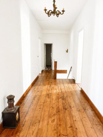 MAISON IDEALE POUR FAMILLE NOMBREUSE avec des prestations de qualité offrant jusqu'à 8 chambres.

Authentique maison bourgeoise landaise de la fin de XIX ème siècle,  entièrement rénovée avec des matériaux de qualité, offrant de très belles prestations et une modularité rare, pour une grande famille, une activité de location, une profession libérale ou un projet intergénerationnel.

Selon vos besoins, cette propriété peut être configurée de 3 façons:
Une maison de 7 chambres avec un appartement T2 indépendant
Une maison de 6 chambres avec un appartement T3 indépendant
ou une grande maison familiale de 8 chambres.
Des combles de 73 m² peuvent encore être utilisés pour plus d'espace.

Cette élégente maison bourgeoise offre un plan à couloir central. 
Un vaste couloir distribue de belles pièces de réception aux volumes généreux, de part et d'autre, toutes bénéficiant d'une belle hauteur sous plafond de plus de 2, 80 m .
En perspective un escalier dessert l'étage, conférant à l'ensemble une distribution harmonieuse et une belle sensation d'espace.

Au rez de chaussée, un séjour lumineux offre une double exposition, suivi d'une cuisine et d'une arrière cuisine. 
Les 4 chambres ont une superficie d' entre 11 et 20 m².
2 wc et salle d'eau.
Pièce annexe de 20 m² béneficiant de nombreux rangements et cave.

A l'étage, vous trouverez 4 spacieuses chambres (17 m²,18 m², 19 m², 20 m²) avec une belle hauteur sous plafond, dont une suite parentale avec sa salle de bain privative, ainsi qu'une salle d'eau indépendant et un wc séparé. 
Pour plus de rangement et de confort, un dressing de 8m² est attenant à la salle d'eau.
Un accès aux combles de 73 m² vous permet de bénéficier d'un espace à aménager selon vos besoins.


Implantée sur un terrain clos de 1376 m², elle bénéficie de nombreux équipements extérieurs: carport, garage d'environ 30 m², une serre.

Cette maison est équipée d'un chauffe eau thermodynamique, d'une chaudière à granulés, de panneaux photovoltaÏques installés en 2023, un portail électrique.
Un traitement du bois de la charpente a été réalisé en 2018.
L' isolation des combles date de 2021.
Les fenêtres en double vitrage et volets ont été remplacés en 2021.

Sans travaux, cette propriété rénovée avec soin offre de multiples possibilités. 
Une visite s'impose pour découvrir tout son potentiel.