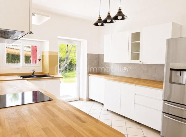 MAISON IDEALE POUR FAMILLE NOMBREUSE avec des prestations de qualité offrant jusqu'à 8 chambres.

Authentique maison bourgeoise landaise de la fin de XIX ème siècle,  entièrement rénovée avec des matériaux de qualité, offrant de très belles prestations et une modularité rare, pour une grande famille, une activité de location, une profession libérale ou un projet intergénerationnel.

Selon vos besoins, cette propriété peut être configurée de 3 façons:
Une maison de 7 chambres avec un appartement T2 indépendant
Une maison de 6 chambres avec un appartement T3 indépendant
ou une grande maison familiale de 8 chambres.
Des combles de 73 m² peuvent encore être utilisés pour plus d'espace.

Cette élégente maison bourgeoise offre un plan à couloir central. 
Un vaste couloir distribue de belles pièces de réception aux volumes généreux, de part et d'autre, toutes bénéficiant d'une belle hauteur sous plafond de plus de 2, 80 m .
En perspective un escalier dessert l'étage, conférant à l'ensemble une distribution harmonieuse et une belle sensation d'espace.

Au rez de chaussée, un séjour lumineux offre une double exposition, suivi d'une cuisine et d'une arrière cuisine. 
Les 4 chambres ont une superficie d' entre 11 et 20 m².
2 wc et salle d'eau.
Pièce annexe de 20 m² béneficiant de nombreux rangements et cave.

A l'étage, vous trouverez 4 spacieuses chambres (17 m²,18 m², 19 m², 20 m²) avec une belle hauteur sous plafond, dont une suite parentale avec sa salle de bain privative, ainsi qu'une salle d'eau indépendant et un wc séparé. 
Pour plus de rangement et de confort, un dressing de 8m² est attenant à la salle d'eau.
Un accès aux combles de 73 m² vous permet de bénéficier d'un espace à aménager selon vos besoins.


Implantée sur un terrain clos de 1376 m², elle bénéficie de nombreux équipements extérieurs: carport, garage d'environ 30 m², une serre.

Cette maison est équipée d'un chauffe eau thermodynamique, d'une chaudière à granulés, de panneaux photovoltaÏques installés en 2023, un portail électrique.
Un traitement du bois de la charpente a été réalisé en 2018.
L' isolation des combles date de 2021.
Les fenêtres en double vitrage et volets ont été remplacés en 2021.

Sans travaux, cette propriété rénovée avec soin offre de multiples possibilités. 
Une visite s'impose pour découvrir tout son potentiel.