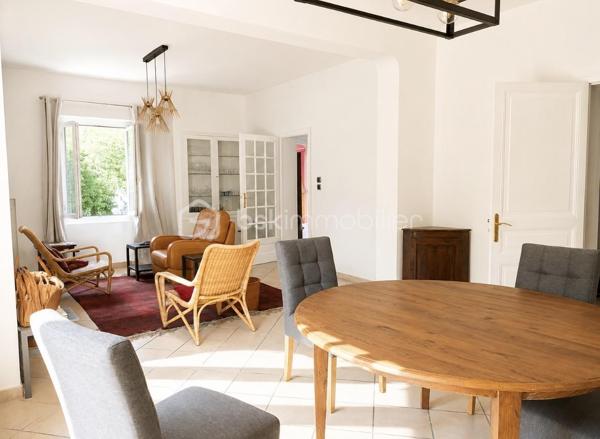 MAISON IDEALE POUR FAMILLE NOMBREUSE avec des prestations de qualité offrant jusqu'à 8 chambres.

Authentique maison bourgeoise landaise de la fin de XIX ème siècle,  entièrement rénovée avec des matériaux de qualité, offrant de très belles prestations et une modularité rare, pour une grande famille, une activité de location, une profession libérale ou un projet intergénerationnel.

Selon vos besoins, cette propriété peut être configurée de 3 façons:
Une maison de 7 chambres avec un appartement T2 indépendant
Une maison de 6 chambres avec un appartement T3 indépendant
ou une grande maison familiale de 8 chambres.
Des combles de 73 m² peuvent encore être utilisés pour plus d'espace.

Cette élégente maison bourgeoise offre un plan à couloir central. 
Un vaste couloir distribue de belles pièces de réception aux volumes généreux, de part et d'autre, toutes bénéficiant d'une belle hauteur sous plafond de plus de 2, 80 m .
En perspective un escalier dessert l'étage, conférant à l'ensemble une distribution harmonieuse et une belle sensation d'espace.

Au rez de chaussée, un séjour lumineux offre une double exposition, suivi d'une cuisine et d'une arrière cuisine. 
Les 4 chambres ont une superficie d' entre 11 et 20 m².
2 wc et salle d'eau.
Pièce annexe de 20 m² béneficiant de nombreux rangements et cave.

A l'étage, vous trouverez 4 spacieuses chambres (17 m²,18 m², 19 m², 20 m²) avec une belle hauteur sous plafond, dont une suite parentale avec sa salle de bain privative, ainsi qu'une salle d'eau indépendant et un wc séparé. 
Pour plus de rangement et de confort, un dressing de 8m² est attenant à la salle d'eau.
Un accès aux combles de 73 m² vous permet de bénéficier d'un espace à aménager selon vos besoins.


Implantée sur un terrain clos de 1376 m², elle bénéficie de nombreux équipements extérieurs: carport, garage d'environ 30 m², une serre.

Cette maison est équipée d'un chauffe eau thermodynamique, d'une chaudière à granulés, de panneaux photovoltaÏques installés en 2023, un portail électrique.
Un traitement du bois de la charpente a été réalisé en 2018.
L' isolation des combles date de 2021.
Les fenêtres en double vitrage et volets ont été remplacés en 2021.

Sans travaux, cette propriété rénovée avec soin offre de multiples possibilités. 
Une visite s'impose pour découvrir tout son potentiel.