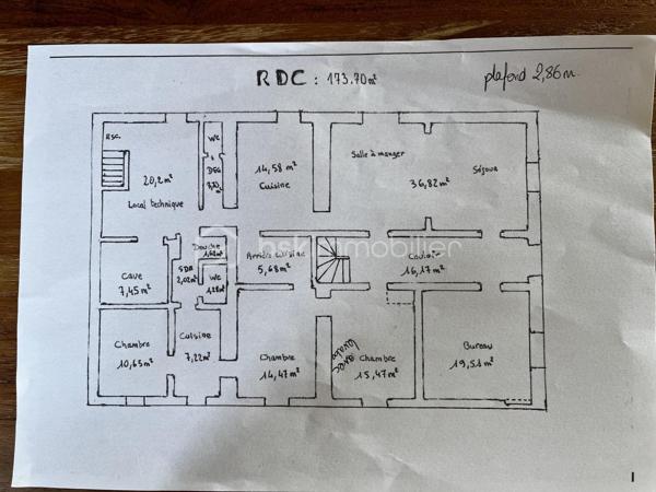 MAISON IDEALE POUR FAMILLE NOMBREUSE avec des prestations de qualité offrant jusqu'à 8 chambres.

Authentique maison bourgeoise landaise de la fin de XIX ème siècle,  entièrement rénovée avec des matériaux de qualité, offrant de très belles prestations et une modularité rare, pour une grande famille, une activité de location, une profession libérale ou un projet intergénerationnel.

Selon vos besoins, cette propriété peut être configurée de 3 façons:
Une maison de 7 chambres avec un appartement T2 indépendant
Une maison de 6 chambres avec un appartement T3 indépendant
ou une grande maison familiale de 8 chambres.
Des combles de 73 m² peuvent encore être utilisés pour plus d'espace.

Cette élégente maison bourgeoise offre un plan à couloir central. 
Un vaste couloir distribue de belles pièces de réception aux volumes généreux, de part et d'autre, toutes bénéficiant d'une belle hauteur sous plafond de plus de 2, 80 m .
En perspective un escalier dessert l'étage, conférant à l'ensemble une distribution harmonieuse et une belle sensation d'espace.

Au rez de chaussée, un séjour lumineux offre une double exposition, suivi d'une cuisine et d'une arrière cuisine. 
Les 4 chambres ont une superficie d' entre 11 et 20 m².
2 wc et salle d'eau.
Pièce annexe de 20 m² béneficiant de nombreux rangements et cave.

A l'étage, vous trouverez 4 spacieuses chambres (17 m²,18 m², 19 m², 20 m²) avec une belle hauteur sous plafond, dont une suite parentale avec sa salle de bain privative, ainsi qu'une salle d'eau indépendant et un wc séparé. 
Pour plus de rangement et de confort, un dressing de 8m² est attenant à la salle d'eau.
Un accès aux combles de 73 m² vous permet de bénéficier d'un espace à aménager selon vos besoins.


Implantée sur un terrain clos de 1376 m², elle bénéficie de nombreux équipements extérieurs: carport, garage d'environ 30 m², une serre.

Cette maison est équipée d'un chauffe eau thermodynamique, d'une chaudière à granulés, de panneaux photovoltaÏques installés en 2023, un portail électrique.
Un traitement du bois de la charpente a été réalisé en 2018.
L' isolation des combles date de 2021.
Les fenêtres en double vitrage et volets ont été remplacés en 2021.

Sans travaux, cette propriété rénovée avec soin offre de multiples possibilités. 
Une visite s'impose pour découvrir tout son potentiel.