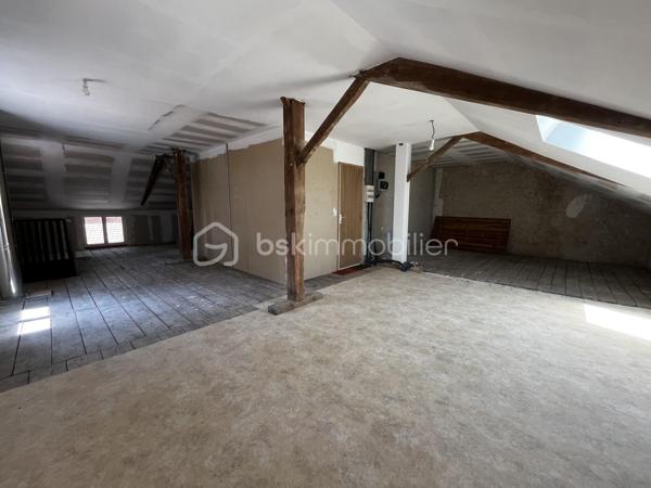 MAISON IDEALE POUR FAMILLE NOMBREUSE avec des prestations de qualité offrant jusqu'à 8 chambres.

Authentique maison bourgeoise landaise de la fin de XIX ème siècle,  entièrement rénovée avec des matériaux de qualité, offrant de très belles prestations et une modularité rare, pour une grande famille, une activité de location, une profession libérale ou un projet intergénerationnel.

Selon vos besoins, cette propriété peut être configurée de 3 façons:
Une maison de 7 chambres avec un appartement T2 indépendant
Une maison de 6 chambres avec un appartement T3 indépendant
ou une grande maison familiale de 8 chambres.
Des combles de 73 m² peuvent encore être utilisés pour plus d'espace.

Cette élégente maison bourgeoise offre un plan à couloir central. 
Un vaste couloir distribue de belles pièces de réception aux volumes généreux, de part et d'autre, toutes bénéficiant d'une belle hauteur sous plafond de plus de 2, 80 m .
En perspective un escalier dessert l'étage, conférant à l'ensemble une distribution harmonieuse et une belle sensation d'espace.

Au rez de chaussée, un séjour lumineux offre une double exposition, suivi d'une cuisine et d'une arrière cuisine. 
Les 4 chambres ont une superficie d' entre 11 et 20 m².
2 wc et salle d'eau.
Pièce annexe de 20 m² béneficiant de nombreux rangements et cave.

A l'étage, vous trouverez 4 spacieuses chambres (17 m²,18 m², 19 m², 20 m²) avec une belle hauteur sous plafond, dont une suite parentale avec sa salle de bain privative, ainsi qu'une salle d'eau indépendant et un wc séparé. 
Pour plus de rangement et de confort, un dressing de 8m² est attenant à la salle d'eau.
Un accès aux combles de 73 m² vous permet de bénéficier d'un espace à aménager selon vos besoins.


Implantée sur un terrain clos de 1376 m², elle bénéficie de nombreux équipements extérieurs: carport, garage d'environ 30 m², une serre.

Cette maison est équipée d'un chauffe eau thermodynamique, d'une chaudière à granulés, de panneaux photovoltaÏques installés en 2023, un portail électrique.
Un traitement du bois de la charpente a été réalisé en 2018.
L' isolation des combles date de 2021.
Les fenêtres en double vitrage et volets ont été remplacés en 2021.

Sans travaux, cette propriété rénovée avec soin offre de multiples possibilités. 
Une visite s'impose pour découvrir tout son potentiel.