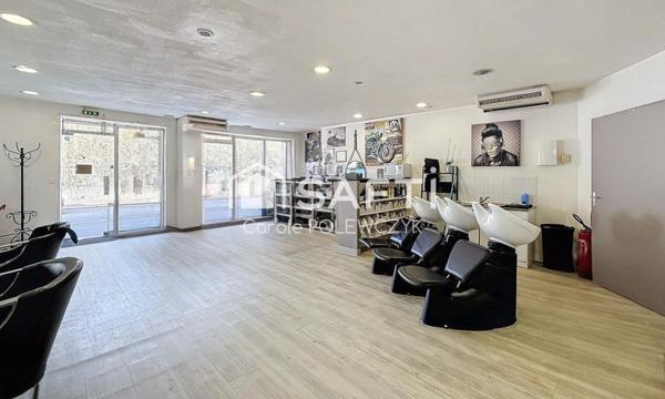 IMMEUBLE DE CARACTERE  AVEC RENDEMENT LOCATIF STABLE ET COMMERCE ETABLI