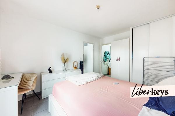 T2 vendu loué avec terrasse et place de stationnement. bon rendement ! 