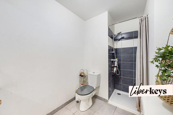 T2 vendu loué avec terrasse et place de stationnement. bon rendement ! 