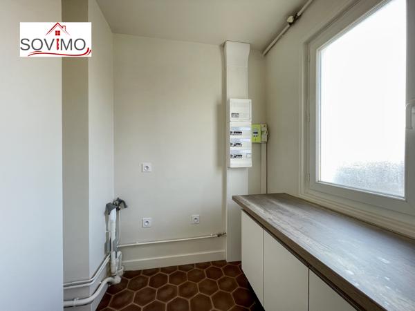 APPARTEMENT T4 EN CENTRE VILLE, 3ME ÉTAGE, BORD DE ROUTE