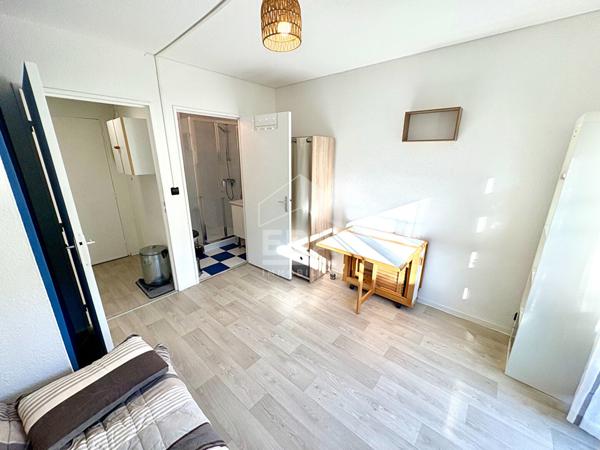STUDIO MEUBLE A LOUER - BLOIS - ENTIEREMENT MEUBLE & EQUIPE, PLACE DE PARKING PRIVATIVE