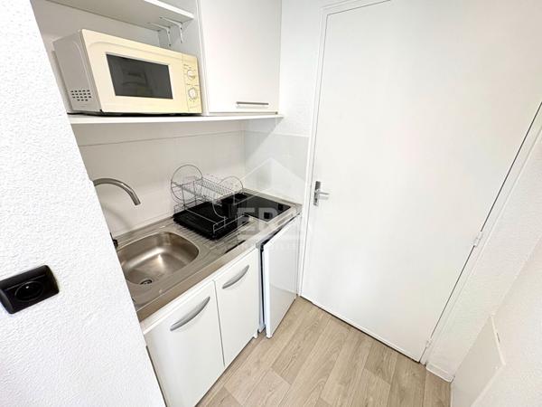 STUDIO MEUBLE A LOUER - BLOIS - ENTIEREMENT MEUBLE & EQUIPE, PLACE DE PARKING PRIVATIVE