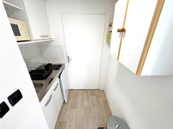STUDIO MEUBLE A LOUER - BLOIS - ENTIEREMENT MEUBLE & EQUIPE, PLACE DE PARKING PRIVATIVE