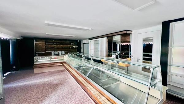 SCAER (29) - Immeuble mixte - local commercial (boulangerie) et appartement 98 m² habitable rénover