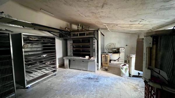 SCAER (29) - Immeuble mixte - local commercial (boulangerie) et appartement 98 m² habitable rénover