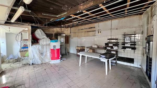 SCAER (29) - Immeuble mixte - local commercial (boulangerie) et appartement 98 m² habitable rénover