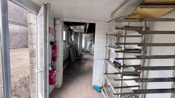 SCAER (29) - Immeuble mixte - local commercial (boulangerie) et appartement 98 m² habitable rénover