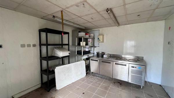 SCAER (29) - Immeuble mixte - local commercial (boulangerie) et appartement 98 m² habitable rénover