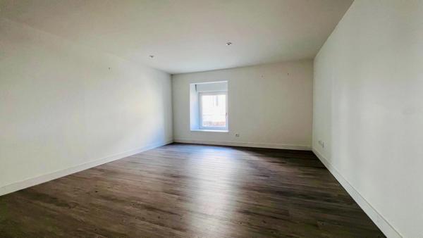 SCAER (29) - Immeuble mixte - local commercial (boulangerie) et appartement 98 m² habitable rénover