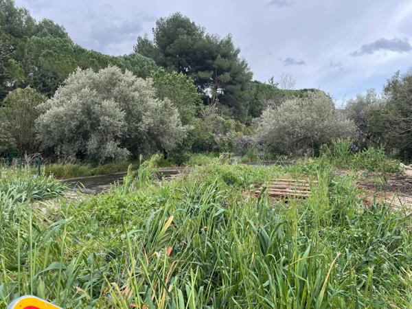 Aubagne (13400) Aux Solans, terrain constructible de 700m² avec PC purgé, libre constructeur