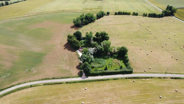 Belle ferme bressane à plus de 150 m des premiers voisins à 10 min de Louhans