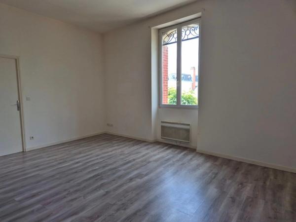 LUCON 85400 COEUR DE VILLE PROCHE TOUTES COMMODITES A PIED APPARTEMENT T2 LUMINEUX SANS EXTERIEUR