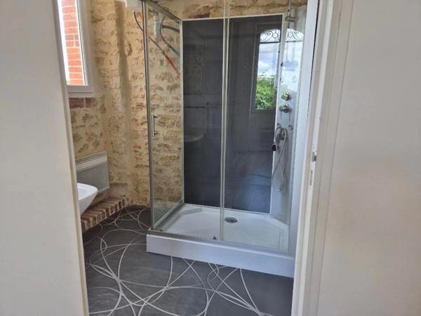 LUCON 85400 COEUR DE VILLE PROCHE TOUTES COMMODITES A PIED APPARTEMENT T2 LUMINEUX SANS EXTERIEUR