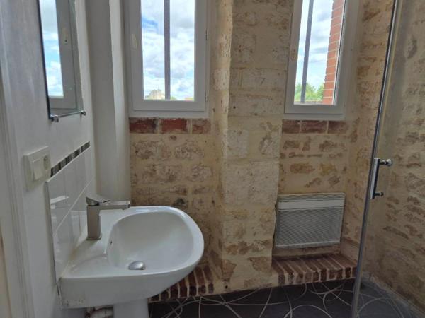 LUCON 85400 COEUR DE VILLE PROCHE TOUTES COMMODITES A PIED APPARTEMENT T2 LUMINEUX SANS EXTERIEUR