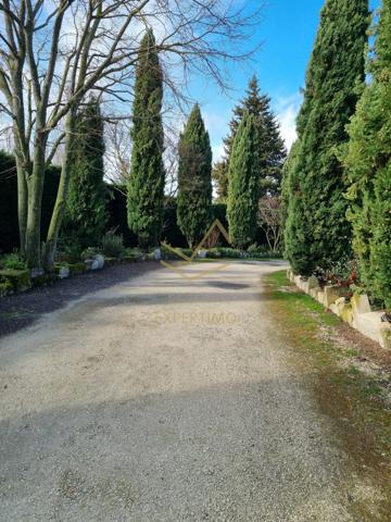 Le Thor (84250) Mas de campagne scindée en 6 Appartements T2 sur un parc arboré de 5446m2