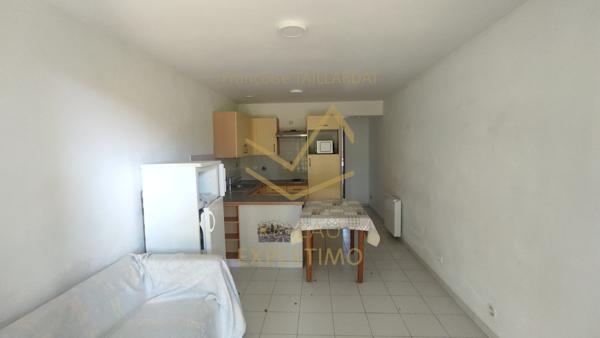 Le Thor (84250) Mas de campagne scindée en 6 Appartements T2 sur un parc arboré de 5446m2