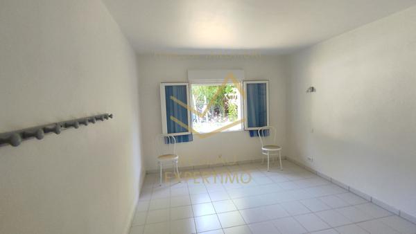 Le Thor (84250) Mas de campagne scindée en 6 Appartements T2 sur un parc arboré de 5446m2