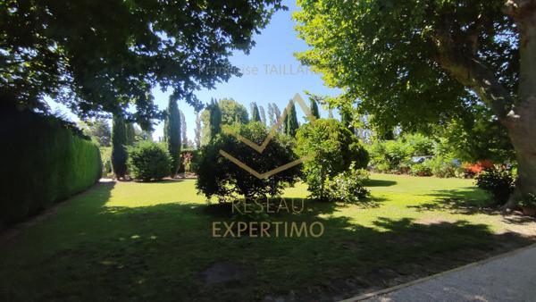 Le Thor (84250) Mas de campagne scindée en 6 Appartements T2 sur un parc arboré de 5446m2