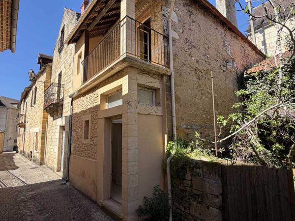 Maison ancienne - Saint-cyprien Maison rénovée de plain-pied avec terrasse et maison attenante à rénover au coeur d'un village médiéval.