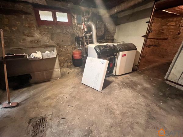 Maison en pierre restaurée avec jardin et garage