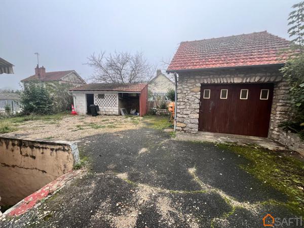 Maison en pierre restaurée avec jardin et garage