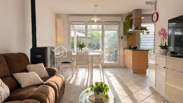 À Valleiry, dans un environnement résidentiel, profitez d’un cadre de vie familial, calme et pratique, à proximité de Genève.

UNE MAISON PENSÉE POUR LA VIE DE FAMILLE
Construite en 2004, cette maison de 7 pièces offre de beaux volumes et une organisation idéale pour une vie de famille confortable.
Répartie sur trois niveaux, elle propose 4 chambres, 2 salles de bains, 3 WC, un garage attenant, deux places de stationnement et un jardin clos.
Implantée sur une parcelle d’environ 274 m², au sein d’un lotissement résidentiel calme, la maison est mitoyenne par un seul côté, au niveau du garage et de la chambre située au-dessus, tout en conservant une réelle indépendance dans ses espaces de vie.
Elle bénéficie d’une situation préservée, sans accès direct sur la route et à l’écart des nuisances sonores.

LE COUP DE CŒUR : UNE VÉRANDA CHAUFFÉE DE 20 M²
Baignée de lumière et largement ouverte sur le jardin, la véranda prolonge agréablement les espaces de vie et crée une atmosphère chaleureuse en toute saison.
Salle à manger conviviale, salon détente, salle de jeux, coin lecture ou espace pour recevoir : chacun pourra imaginer cette pièce selon son mode de vie.

REZ-DE-JARDIN : DES ESPACES FLUIDES ET LUMINEUX
Le rez-de-jardin offre une distribution agréable et fonctionnelle.
L’entrée ouvre sur une belle pièce de vie lumineuse d’environ 36 m², composée d’un séjour et d’une cuisine ouverte, avec un premier WC indépendant.
La pièce de vie se prolonge naturellement vers la véranda ouverte sur le jardin.
Le garage attenant, accessible également depuis la véranda, apporte un espace pratique supplémentaire au quotidien.

PREMIER ÉTAGE : MEZZANINE, 2 CHAMBRES ET SUITE PARENTALE
Une spacieuse mezzanine d’environ 16 m² offre un espace polyvalent, idéal pour aménager un bureau, un coin lecture, une salle de jeux ou un espace TV.
Ce niveau comprend également deux chambres, dont une chambre parentale avec salle de bains privative, ainsi qu’un deuxième WC.

DEUXIÈME ÉTAGE : 2 CHAMBRES SUPPLÉMENTAIRES
Le dernier niveau accueille deux autres chambres, des rangements, une seconde salle de bains et un troisième WC, offrant à chacun son propre espace.

CONFORT ET CHAUFFAGE
Le chauffage principal est assuré par un poêle à granulés, relayé si besoin par des convecteurs électriques.

SECTEUR ET COMMODITÉS
La situation est idéale pour concilier vie de famille, quotidien pratique et déplacements vers le bassin genevois.
La douane de Chancy permet de rejoindre rapidement Genève et constitue un véritable atout pour les actifs frontaliers souhaitant profiter d’un cadre résidentiel calme tout en restant proches de leur lieu de travail.
Pour les familles, le groupe scolaire Les Primevères, de la maternelle au CM2, est accessible à pied, tandis que le Collège du Vuache à Vulbens se situe à environ 10 minutes, avec des transports scolaires au départ de Valleiry.
Au quotidien, tout est à portée de main : supermarché, boulangeries, pharmacie, professionnels de santé, banques, bureau de poste, restaurants et gare SNCF.

À DÉCOUVRIR
Un bien familial complet, fonctionnel et idéalement situé, qui conjugue espace, calme, praticité et proximité de Genève.