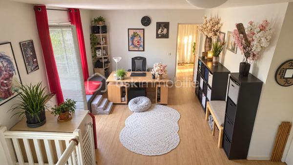 À Valleiry, dans un environnement résidentiel, profitez d’un cadre de vie familial, calme et pratique, à proximité de Genève.

UNE MAISON PENSÉE POUR LA VIE DE FAMILLE
Construite en 2004, cette maison de 7 pièces offre de beaux volumes et une organisation idéale pour une vie de famille confortable.
Répartie sur trois niveaux, elle propose 4 chambres, 2 salles de bains, 3 WC, un garage attenant, deux places de stationnement et un jardin clos.
Implantée sur une parcelle d’environ 274 m², au sein d’un lotissement résidentiel calme, la maison est mitoyenne par un seul côté, au niveau du garage et de la chambre située au-dessus, tout en conservant une réelle indépendance dans ses espaces de vie.
Elle bénéficie d’une situation préservée, sans accès direct sur la route et à l’écart des nuisances sonores.

LE COUP DE CŒUR : UNE VÉRANDA CHAUFFÉE DE 20 M²
Baignée de lumière et largement ouverte sur le jardin, la véranda prolonge agréablement les espaces de vie et crée une atmosphère chaleureuse en toute saison.
Salle à manger conviviale, salon détente, salle de jeux, coin lecture ou espace pour recevoir : chacun pourra imaginer cette pièce selon son mode de vie.

REZ-DE-JARDIN : DES ESPACES FLUIDES ET LUMINEUX
Le rez-de-jardin offre une distribution agréable et fonctionnelle.
L’entrée ouvre sur une belle pièce de vie lumineuse d’environ 36 m², composée d’un séjour et d’une cuisine ouverte, avec un premier WC indépendant.
La pièce de vie se prolonge naturellement vers la véranda ouverte sur le jardin.
Le garage attenant, accessible également depuis la véranda, apporte un espace pratique supplémentaire au quotidien.

PREMIER ÉTAGE : MEZZANINE, 2 CHAMBRES ET SUITE PARENTALE
Une spacieuse mezzanine d’environ 16 m² offre un espace polyvalent, idéal pour aménager un bureau, un coin lecture, une salle de jeux ou un espace TV.
Ce niveau comprend également deux chambres, dont une chambre parentale avec salle de bains privative, ainsi qu’un deuxième WC.

DEUXIÈME ÉTAGE : 2 CHAMBRES SUPPLÉMENTAIRES
Le dernier niveau accueille deux autres chambres, des rangements, une seconde salle de bains et un troisième WC, offrant à chacun son propre espace.

CONFORT ET CHAUFFAGE
Le chauffage principal est assuré par un poêle à granulés, relayé si besoin par des convecteurs électriques.

SECTEUR ET COMMODITÉS
La situation est idéale pour concilier vie de famille, quotidien pratique et déplacements vers le bassin genevois.
La douane de Chancy permet de rejoindre rapidement Genève et constitue un véritable atout pour les actifs frontaliers souhaitant profiter d’un cadre résidentiel calme tout en restant proches de leur lieu de travail.
Pour les familles, le groupe scolaire Les Primevères, de la maternelle au CM2, est accessible à pied, tandis que le Collège du Vuache à Vulbens se situe à environ 10 minutes, avec des transports scolaires au départ de Valleiry.
Au quotidien, tout est à portée de main : supermarché, boulangeries, pharmacie, professionnels de santé, banques, bureau de poste, restaurants et gare SNCF.

À DÉCOUVRIR
Un bien familial complet, fonctionnel et idéalement situé, qui conjugue espace, calme, praticité et proximité de Genève.