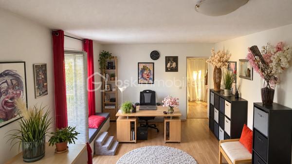À Valleiry, dans un environnement résidentiel, profitez d’un cadre de vie familial, calme et pratique, à proximité de Genève.

UNE MAISON PENSÉE POUR LA VIE DE FAMILLE
Construite en 2004, cette maison de 7 pièces offre de beaux volumes et une organisation idéale pour une vie de famille confortable.
Répartie sur trois niveaux, elle propose 4 chambres, 2 salles de bains, 3 WC, un garage attenant, deux places de stationnement et un jardin clos.
Implantée sur une parcelle d’environ 274 m², au sein d’un lotissement résidentiel calme, la maison est mitoyenne par un seul côté, au niveau du garage et de la chambre située au-dessus, tout en conservant une réelle indépendance dans ses espaces de vie.
Elle bénéficie d’une situation préservée, sans accès direct sur la route et à l’écart des nuisances sonores.

LE COUP DE CŒUR : UNE VÉRANDA CHAUFFÉE DE 20 M²
Baignée de lumière et largement ouverte sur le jardin, la véranda prolonge agréablement les espaces de vie et crée une atmosphère chaleureuse en toute saison.
Salle à manger conviviale, salon détente, salle de jeux, coin lecture ou espace pour recevoir : chacun pourra imaginer cette pièce selon son mode de vie.

REZ-DE-JARDIN : DES ESPACES FLUIDES ET LUMINEUX
Le rez-de-jardin offre une distribution agréable et fonctionnelle.
L’entrée ouvre sur une belle pièce de vie lumineuse d’environ 36 m², composée d’un séjour et d’une cuisine ouverte, avec un premier WC indépendant.
La pièce de vie se prolonge naturellement vers la véranda ouverte sur le jardin.
Le garage attenant, accessible également depuis la véranda, apporte un espace pratique supplémentaire au quotidien.

PREMIER ÉTAGE : MEZZANINE, 2 CHAMBRES ET SUITE PARENTALE
Une spacieuse mezzanine d’environ 16 m² offre un espace polyvalent, idéal pour aménager un bureau, un coin lecture, une salle de jeux ou un espace TV.
Ce niveau comprend également deux chambres, dont une chambre parentale avec salle de bains privative, ainsi qu’un deuxième WC.

DEUXIÈME ÉTAGE : 2 CHAMBRES SUPPLÉMENTAIRES
Le dernier niveau accueille deux autres chambres, des rangements, une seconde salle de bains et un troisième WC, offrant à chacun son propre espace.

CONFORT ET CHAUFFAGE
Le chauffage principal est assuré par un poêle à granulés, relayé si besoin par des convecteurs électriques.

SECTEUR ET COMMODITÉS
La situation est idéale pour concilier vie de famille, quotidien pratique et déplacements vers le bassin genevois.
La douane de Chancy permet de rejoindre rapidement Genève et constitue un véritable atout pour les actifs frontaliers souhaitant profiter d’un cadre résidentiel calme tout en restant proches de leur lieu de travail.
Pour les familles, le groupe scolaire Les Primevères, de la maternelle au CM2, est accessible à pied, tandis que le Collège du Vuache à Vulbens se situe à environ 10 minutes, avec des transports scolaires au départ de Valleiry.
Au quotidien, tout est à portée de main : supermarché, boulangeries, pharmacie, professionnels de santé, banques, bureau de poste, restaurants et gare SNCF.

À DÉCOUVRIR
Un bien familial complet, fonctionnel et idéalement situé, qui conjugue espace, calme, praticité et proximité de Genève.