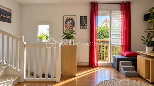 À Valleiry, dans un environnement résidentiel, profitez d’un cadre de vie familial, calme et pratique, à proximité de Genève.

UNE MAISON PENSÉE POUR LA VIE DE FAMILLE
Construite en 2004, cette maison de 7 pièces offre de beaux volumes et une organisation idéale pour une vie de famille confortable.
Répartie sur trois niveaux, elle propose 4 chambres, 2 salles de bains, 3 WC, un garage attenant, deux places de stationnement et un jardin clos.
Implantée sur une parcelle d’environ 274 m², au sein d’un lotissement résidentiel calme, la maison est mitoyenne par un seul côté, au niveau du garage et de la chambre située au-dessus, tout en conservant une réelle indépendance dans ses espaces de vie.
Elle bénéficie d’une situation préservée, sans accès direct sur la route et à l’écart des nuisances sonores.

LE COUP DE CŒUR : UNE VÉRANDA CHAUFFÉE DE 20 M²
Baignée de lumière et largement ouverte sur le jardin, la véranda prolonge agréablement les espaces de vie et crée une atmosphère chaleureuse en toute saison.
Salle à manger conviviale, salon détente, salle de jeux, coin lecture ou espace pour recevoir : chacun pourra imaginer cette pièce selon son mode de vie.

REZ-DE-JARDIN : DES ESPACES FLUIDES ET LUMINEUX
Le rez-de-jardin offre une distribution agréable et fonctionnelle.
L’entrée ouvre sur une belle pièce de vie lumineuse d’environ 36 m², composée d’un séjour et d’une cuisine ouverte, avec un premier WC indépendant.
La pièce de vie se prolonge naturellement vers la véranda ouverte sur le jardin.
Le garage attenant, accessible également depuis la véranda, apporte un espace pratique supplémentaire au quotidien.

PREMIER ÉTAGE : MEZZANINE, 2 CHAMBRES ET SUITE PARENTALE
Une spacieuse mezzanine d’environ 16 m² offre un espace polyvalent, idéal pour aménager un bureau, un coin lecture, une salle de jeux ou un espace TV.
Ce niveau comprend également deux chambres, dont une chambre parentale avec salle de bains privative, ainsi qu’un deuxième WC.

DEUXIÈME ÉTAGE : 2 CHAMBRES SUPPLÉMENTAIRES
Le dernier niveau accueille deux autres chambres, des rangements, une seconde salle de bains et un troisième WC, offrant à chacun son propre espace.

CONFORT ET CHAUFFAGE
Le chauffage principal est assuré par un poêle à granulés, relayé si besoin par des convecteurs électriques.

SECTEUR ET COMMODITÉS
La situation est idéale pour concilier vie de famille, quotidien pratique et déplacements vers le bassin genevois.
La douane de Chancy permet de rejoindre rapidement Genève et constitue un véritable atout pour les actifs frontaliers souhaitant profiter d’un cadre résidentiel calme tout en restant proches de leur lieu de travail.
Pour les familles, le groupe scolaire Les Primevères, de la maternelle au CM2, est accessible à pied, tandis que le Collège du Vuache à Vulbens se situe à environ 10 minutes, avec des transports scolaires au départ de Valleiry.
Au quotidien, tout est à portée de main : supermarché, boulangeries, pharmacie, professionnels de santé, banques, bureau de poste, restaurants et gare SNCF.

À DÉCOUVRIR
Un bien familial complet, fonctionnel et idéalement situé, qui conjugue espace, calme, praticité et proximité de Genève.