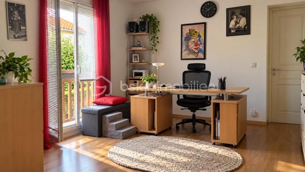 À Valleiry, dans un environnement résidentiel, profitez d’un cadre de vie familial, calme et pratique, à proximité de Genève.

UNE MAISON PENSÉE POUR LA VIE DE FAMILLE
Construite en 2004, cette maison de 7 pièces offre de beaux volumes et une organisation idéale pour une vie de famille confortable.
Répartie sur trois niveaux, elle propose 4 chambres, 2 salles de bains, 3 WC, un garage attenant, deux places de stationnement et un jardin clos.
Implantée sur une parcelle d’environ 274 m², au sein d’un lotissement résidentiel calme, la maison est mitoyenne par un seul côté, au niveau du garage et de la chambre située au-dessus, tout en conservant une réelle indépendance dans ses espaces de vie.
Elle bénéficie d’une situation préservée, sans accès direct sur la route et à l’écart des nuisances sonores.

LE COUP DE CŒUR : UNE VÉRANDA CHAUFFÉE DE 20 M²
Baignée de lumière et largement ouverte sur le jardin, la véranda prolonge agréablement les espaces de vie et crée une atmosphère chaleureuse en toute saison.
Salle à manger conviviale, salon détente, salle de jeux, coin lecture ou espace pour recevoir : chacun pourra imaginer cette pièce selon son mode de vie.

REZ-DE-JARDIN : DES ESPACES FLUIDES ET LUMINEUX
Le rez-de-jardin offre une distribution agréable et fonctionnelle.
L’entrée ouvre sur une belle pièce de vie lumineuse d’environ 36 m², composée d’un séjour et d’une cuisine ouverte, avec un premier WC indépendant.
La pièce de vie se prolonge naturellement vers la véranda ouverte sur le jardin.
Le garage attenant, accessible également depuis la véranda, apporte un espace pratique supplémentaire au quotidien.

PREMIER ÉTAGE : MEZZANINE, 2 CHAMBRES ET SUITE PARENTALE
Une spacieuse mezzanine d’environ 16 m² offre un espace polyvalent, idéal pour aménager un bureau, un coin lecture, une salle de jeux ou un espace TV.
Ce niveau comprend également deux chambres, dont une chambre parentale avec salle de bains privative, ainsi qu’un deuxième WC.

DEUXIÈME ÉTAGE : 2 CHAMBRES SUPPLÉMENTAIRES
Le dernier niveau accueille deux autres chambres, des rangements, une seconde salle de bains et un troisième WC, offrant à chacun son propre espace.

CONFORT ET CHAUFFAGE
Le chauffage principal est assuré par un poêle à granulés, relayé si besoin par des convecteurs électriques.

SECTEUR ET COMMODITÉS
La situation est idéale pour concilier vie de famille, quotidien pratique et déplacements vers le bassin genevois.
La douane de Chancy permet de rejoindre rapidement Genève et constitue un véritable atout pour les actifs frontaliers souhaitant profiter d’un cadre résidentiel calme tout en restant proches de leur lieu de travail.
Pour les familles, le groupe scolaire Les Primevères, de la maternelle au CM2, est accessible à pied, tandis que le Collège du Vuache à Vulbens se situe à environ 10 minutes, avec des transports scolaires au départ de Valleiry.
Au quotidien, tout est à portée de main : supermarché, boulangeries, pharmacie, professionnels de santé, banques, bureau de poste, restaurants et gare SNCF.

À DÉCOUVRIR
Un bien familial complet, fonctionnel et idéalement situé, qui conjugue espace, calme, praticité et proximité de Genève.