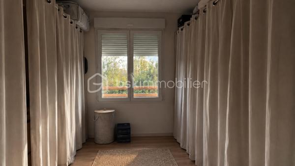À Valleiry, dans un environnement résidentiel, profitez d’un cadre de vie familial, calme et pratique, à proximité de Genève.

UNE MAISON PENSÉE POUR LA VIE DE FAMILLE
Construite en 2004, cette maison de 7 pièces offre de beaux volumes et une organisation idéale pour une vie de famille confortable.
Répartie sur trois niveaux, elle propose 4 chambres, 2 salles de bains, 3 WC, un garage attenant, deux places de stationnement et un jardin clos.
Implantée sur une parcelle d’environ 274 m², au sein d’un lotissement résidentiel calme, la maison est mitoyenne par un seul côté, au niveau du garage et de la chambre située au-dessus, tout en conservant une réelle indépendance dans ses espaces de vie.
Elle bénéficie d’une situation préservée, sans accès direct sur la route et à l’écart des nuisances sonores.

LE COUP DE CŒUR : UNE VÉRANDA CHAUFFÉE DE 20 M²
Baignée de lumière et largement ouverte sur le jardin, la véranda prolonge agréablement les espaces de vie et crée une atmosphère chaleureuse en toute saison.
Salle à manger conviviale, salon détente, salle de jeux, coin lecture ou espace pour recevoir : chacun pourra imaginer cette pièce selon son mode de vie.

REZ-DE-JARDIN : DES ESPACES FLUIDES ET LUMINEUX
Le rez-de-jardin offre une distribution agréable et fonctionnelle.
L’entrée ouvre sur une belle pièce de vie lumineuse d’environ 36 m², composée d’un séjour et d’une cuisine ouverte, avec un premier WC indépendant.
La pièce de vie se prolonge naturellement vers la véranda ouverte sur le jardin.
Le garage attenant, accessible également depuis la véranda, apporte un espace pratique supplémentaire au quotidien.

PREMIER ÉTAGE : MEZZANINE, 2 CHAMBRES ET SUITE PARENTALE
Une spacieuse mezzanine d’environ 16 m² offre un espace polyvalent, idéal pour aménager un bureau, un coin lecture, une salle de jeux ou un espace TV.
Ce niveau comprend également deux chambres, dont une chambre parentale avec salle de bains privative, ainsi qu’un deuxième WC.

DEUXIÈME ÉTAGE : 2 CHAMBRES SUPPLÉMENTAIRES
Le dernier niveau accueille deux autres chambres, des rangements, une seconde salle de bains et un troisième WC, offrant à chacun son propre espace.

CONFORT ET CHAUFFAGE
Le chauffage principal est assuré par un poêle à granulés, relayé si besoin par des convecteurs électriques.

SECTEUR ET COMMODITÉS
La situation est idéale pour concilier vie de famille, quotidien pratique et déplacements vers le bassin genevois.
La douane de Chancy permet de rejoindre rapidement Genève et constitue un véritable atout pour les actifs frontaliers souhaitant profiter d’un cadre résidentiel calme tout en restant proches de leur lieu de travail.
Pour les familles, le groupe scolaire Les Primevères, de la maternelle au CM2, est accessible à pied, tandis que le Collège du Vuache à Vulbens se situe à environ 10 minutes, avec des transports scolaires au départ de Valleiry.
Au quotidien, tout est à portée de main : supermarché, boulangeries, pharmacie, professionnels de santé, banques, bureau de poste, restaurants et gare SNCF.

À DÉCOUVRIR
Un bien familial complet, fonctionnel et idéalement situé, qui conjugue espace, calme, praticité et proximité de Genève.