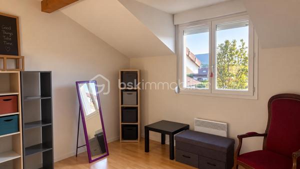 À Valleiry, dans un environnement résidentiel, profitez d’un cadre de vie familial, calme et pratique, à proximité de Genève.

UNE MAISON PENSÉE POUR LA VIE DE FAMILLE
Construite en 2004, cette maison de 7 pièces offre de beaux volumes et une organisation idéale pour une vie de famille confortable.
Répartie sur trois niveaux, elle propose 4 chambres, 2 salles de bains, 3 WC, un garage attenant, deux places de stationnement et un jardin clos.
Implantée sur une parcelle d’environ 274 m², au sein d’un lotissement résidentiel calme, la maison est mitoyenne par un seul côté, au niveau du garage et de la chambre située au-dessus, tout en conservant une réelle indépendance dans ses espaces de vie.
Elle bénéficie d’une situation préservée, sans accès direct sur la route et à l’écart des nuisances sonores.

LE COUP DE CŒUR : UNE VÉRANDA CHAUFFÉE DE 20 M²
Baignée de lumière et largement ouverte sur le jardin, la véranda prolonge agréablement les espaces de vie et crée une atmosphère chaleureuse en toute saison.
Salle à manger conviviale, salon détente, salle de jeux, coin lecture ou espace pour recevoir : chacun pourra imaginer cette pièce selon son mode de vie.

REZ-DE-JARDIN : DES ESPACES FLUIDES ET LUMINEUX
Le rez-de-jardin offre une distribution agréable et fonctionnelle.
L’entrée ouvre sur une belle pièce de vie lumineuse d’environ 36 m², composée d’un séjour et d’une cuisine ouverte, avec un premier WC indépendant.
La pièce de vie se prolonge naturellement vers la véranda ouverte sur le jardin.
Le garage attenant, accessible également depuis la véranda, apporte un espace pratique supplémentaire au quotidien.

PREMIER ÉTAGE : MEZZANINE, 2 CHAMBRES ET SUITE PARENTALE
Une spacieuse mezzanine d’environ 16 m² offre un espace polyvalent, idéal pour aménager un bureau, un coin lecture, une salle de jeux ou un espace TV.
Ce niveau comprend également deux chambres, dont une chambre parentale avec salle de bains privative, ainsi qu’un deuxième WC.

DEUXIÈME ÉTAGE : 2 CHAMBRES SUPPLÉMENTAIRES
Le dernier niveau accueille deux autres chambres, des rangements, une seconde salle de bains et un troisième WC, offrant à chacun son propre espace.

CONFORT ET CHAUFFAGE
Le chauffage principal est assuré par un poêle à granulés, relayé si besoin par des convecteurs électriques.

SECTEUR ET COMMODITÉS
La situation est idéale pour concilier vie de famille, quotidien pratique et déplacements vers le bassin genevois.
La douane de Chancy permet de rejoindre rapidement Genève et constitue un véritable atout pour les actifs frontaliers souhaitant profiter d’un cadre résidentiel calme tout en restant proches de leur lieu de travail.
Pour les familles, le groupe scolaire Les Primevères, de la maternelle au CM2, est accessible à pied, tandis que le Collège du Vuache à Vulbens se situe à environ 10 minutes, avec des transports scolaires au départ de Valleiry.
Au quotidien, tout est à portée de main : supermarché, boulangeries, pharmacie, professionnels de santé, banques, bureau de poste, restaurants et gare SNCF.

À DÉCOUVRIR
Un bien familial complet, fonctionnel et idéalement situé, qui conjugue espace, calme, praticité et proximité de Genève.
