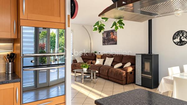 À Valleiry, dans un environnement résidentiel, profitez d’un cadre de vie familial, calme et pratique, à proximité de Genève.

UNE MAISON PENSÉE POUR LA VIE DE FAMILLE
Construite en 2004, cette maison de 7 pièces offre de beaux volumes et une organisation idéale pour une vie de famille confortable.
Répartie sur trois niveaux, elle propose 4 chambres, 2 salles de bains, 3 WC, un garage attenant, deux places de stationnement et un jardin clos.
Implantée sur une parcelle d’environ 274 m², au sein d’un lotissement résidentiel calme, la maison est mitoyenne par un seul côté, au niveau du garage et de la chambre située au-dessus, tout en conservant une réelle indépendance dans ses espaces de vie.
Elle bénéficie d’une situation préservée, sans accès direct sur la route et à l’écart des nuisances sonores.

LE COUP DE CŒUR : UNE VÉRANDA CHAUFFÉE DE 20 M²
Baignée de lumière et largement ouverte sur le jardin, la véranda prolonge agréablement les espaces de vie et crée une atmosphère chaleureuse en toute saison.
Salle à manger conviviale, salon détente, salle de jeux, coin lecture ou espace pour recevoir : chacun pourra imaginer cette pièce selon son mode de vie.

REZ-DE-JARDIN : DES ESPACES FLUIDES ET LUMINEUX
Le rez-de-jardin offre une distribution agréable et fonctionnelle.
L’entrée ouvre sur une belle pièce de vie lumineuse d’environ 36 m², composée d’un séjour et d’une cuisine ouverte, avec un premier WC indépendant.
La pièce de vie se prolonge naturellement vers la véranda ouverte sur le jardin.
Le garage attenant, accessible également depuis la véranda, apporte un espace pratique supplémentaire au quotidien.

PREMIER ÉTAGE : MEZZANINE, 2 CHAMBRES ET SUITE PARENTALE
Une spacieuse mezzanine d’environ 16 m² offre un espace polyvalent, idéal pour aménager un bureau, un coin lecture, une salle de jeux ou un espace TV.
Ce niveau comprend également deux chambres, dont une chambre parentale avec salle de bains privative, ainsi qu’un deuxième WC.

DEUXIÈME ÉTAGE : 2 CHAMBRES SUPPLÉMENTAIRES
Le dernier niveau accueille deux autres chambres, des rangements, une seconde salle de bains et un troisième WC, offrant à chacun son propre espace.

CONFORT ET CHAUFFAGE
Le chauffage principal est assuré par un poêle à granulés, relayé si besoin par des convecteurs électriques.

SECTEUR ET COMMODITÉS
La situation est idéale pour concilier vie de famille, quotidien pratique et déplacements vers le bassin genevois.
La douane de Chancy permet de rejoindre rapidement Genève et constitue un véritable atout pour les actifs frontaliers souhaitant profiter d’un cadre résidentiel calme tout en restant proches de leur lieu de travail.
Pour les familles, le groupe scolaire Les Primevères, de la maternelle au CM2, est accessible à pied, tandis que le Collège du Vuache à Vulbens se situe à environ 10 minutes, avec des transports scolaires au départ de Valleiry.
Au quotidien, tout est à portée de main : supermarché, boulangeries, pharmacie, professionnels de santé, banques, bureau de poste, restaurants et gare SNCF.

À DÉCOUVRIR
Un bien familial complet, fonctionnel et idéalement situé, qui conjugue espace, calme, praticité et proximité de Genève.