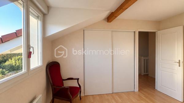 À Valleiry, dans un environnement résidentiel, profitez d’un cadre de vie familial, calme et pratique, à proximité de Genève.

UNE MAISON PENSÉE POUR LA VIE DE FAMILLE
Construite en 2004, cette maison de 7 pièces offre de beaux volumes et une organisation idéale pour une vie de famille confortable.
Répartie sur trois niveaux, elle propose 4 chambres, 2 salles de bains, 3 WC, un garage attenant, deux places de stationnement et un jardin clos.
Implantée sur une parcelle d’environ 274 m², au sein d’un lotissement résidentiel calme, la maison est mitoyenne par un seul côté, au niveau du garage et de la chambre située au-dessus, tout en conservant une réelle indépendance dans ses espaces de vie.
Elle bénéficie d’une situation préservée, sans accès direct sur la route et à l’écart des nuisances sonores.

LE COUP DE CŒUR : UNE VÉRANDA CHAUFFÉE DE 20 M²
Baignée de lumière et largement ouverte sur le jardin, la véranda prolonge agréablement les espaces de vie et crée une atmosphère chaleureuse en toute saison.
Salle à manger conviviale, salon détente, salle de jeux, coin lecture ou espace pour recevoir : chacun pourra imaginer cette pièce selon son mode de vie.

REZ-DE-JARDIN : DES ESPACES FLUIDES ET LUMINEUX
Le rez-de-jardin offre une distribution agréable et fonctionnelle.
L’entrée ouvre sur une belle pièce de vie lumineuse d’environ 36 m², composée d’un séjour et d’une cuisine ouverte, avec un premier WC indépendant.
La pièce de vie se prolonge naturellement vers la véranda ouverte sur le jardin.
Le garage attenant, accessible également depuis la véranda, apporte un espace pratique supplémentaire au quotidien.

PREMIER ÉTAGE : MEZZANINE, 2 CHAMBRES ET SUITE PARENTALE
Une spacieuse mezzanine d’environ 16 m² offre un espace polyvalent, idéal pour aménager un bureau, un coin lecture, une salle de jeux ou un espace TV.
Ce niveau comprend également deux chambres, dont une chambre parentale avec salle de bains privative, ainsi qu’un deuxième WC.

DEUXIÈME ÉTAGE : 2 CHAMBRES SUPPLÉMENTAIRES
Le dernier niveau accueille deux autres chambres, des rangements, une seconde salle de bains et un troisième WC, offrant à chacun son propre espace.

CONFORT ET CHAUFFAGE
Le chauffage principal est assuré par un poêle à granulés, relayé si besoin par des convecteurs électriques.

SECTEUR ET COMMODITÉS
La situation est idéale pour concilier vie de famille, quotidien pratique et déplacements vers le bassin genevois.
La douane de Chancy permet de rejoindre rapidement Genève et constitue un véritable atout pour les actifs frontaliers souhaitant profiter d’un cadre résidentiel calme tout en restant proches de leur lieu de travail.
Pour les familles, le groupe scolaire Les Primevères, de la maternelle au CM2, est accessible à pied, tandis que le Collège du Vuache à Vulbens se situe à environ 10 minutes, avec des transports scolaires au départ de Valleiry.
Au quotidien, tout est à portée de main : supermarché, boulangeries, pharmacie, professionnels de santé, banques, bureau de poste, restaurants et gare SNCF.

À DÉCOUVRIR
Un bien familial complet, fonctionnel et idéalement situé, qui conjugue espace, calme, praticité et proximité de Genève.