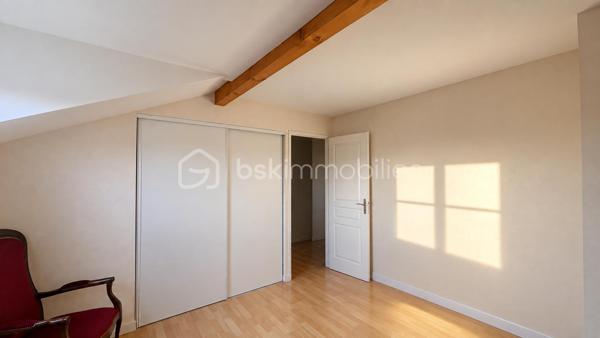 À Valleiry, dans un environnement résidentiel, profitez d’un cadre de vie familial, calme et pratique, à proximité de Genève.

UNE MAISON PENSÉE POUR LA VIE DE FAMILLE
Construite en 2004, cette maison de 7 pièces offre de beaux volumes et une organisation idéale pour une vie de famille confortable.
Répartie sur trois niveaux, elle propose 4 chambres, 2 salles de bains, 3 WC, un garage attenant, deux places de stationnement et un jardin clos.
Implantée sur une parcelle d’environ 274 m², au sein d’un lotissement résidentiel calme, la maison est mitoyenne par un seul côté, au niveau du garage et de la chambre située au-dessus, tout en conservant une réelle indépendance dans ses espaces de vie.
Elle bénéficie d’une situation préservée, sans accès direct sur la route et à l’écart des nuisances sonores.

LE COUP DE CŒUR : UNE VÉRANDA CHAUFFÉE DE 20 M²
Baignée de lumière et largement ouverte sur le jardin, la véranda prolonge agréablement les espaces de vie et crée une atmosphère chaleureuse en toute saison.
Salle à manger conviviale, salon détente, salle de jeux, coin lecture ou espace pour recevoir : chacun pourra imaginer cette pièce selon son mode de vie.

REZ-DE-JARDIN : DES ESPACES FLUIDES ET LUMINEUX
Le rez-de-jardin offre une distribution agréable et fonctionnelle.
L’entrée ouvre sur une belle pièce de vie lumineuse d’environ 36 m², composée d’un séjour et d’une cuisine ouverte, avec un premier WC indépendant.
La pièce de vie se prolonge naturellement vers la véranda ouverte sur le jardin.
Le garage attenant, accessible également depuis la véranda, apporte un espace pratique supplémentaire au quotidien.

PREMIER ÉTAGE : MEZZANINE, 2 CHAMBRES ET SUITE PARENTALE
Une spacieuse mezzanine d’environ 16 m² offre un espace polyvalent, idéal pour aménager un bureau, un coin lecture, une salle de jeux ou un espace TV.
Ce niveau comprend également deux chambres, dont une chambre parentale avec salle de bains privative, ainsi qu’un deuxième WC.

DEUXIÈME ÉTAGE : 2 CHAMBRES SUPPLÉMENTAIRES
Le dernier niveau accueille deux autres chambres, des rangements, une seconde salle de bains et un troisième WC, offrant à chacun son propre espace.

CONFORT ET CHAUFFAGE
Le chauffage principal est assuré par un poêle à granulés, relayé si besoin par des convecteurs électriques.

SECTEUR ET COMMODITÉS
La situation est idéale pour concilier vie de famille, quotidien pratique et déplacements vers le bassin genevois.
La douane de Chancy permet de rejoindre rapidement Genève et constitue un véritable atout pour les actifs frontaliers souhaitant profiter d’un cadre résidentiel calme tout en restant proches de leur lieu de travail.
Pour les familles, le groupe scolaire Les Primevères, de la maternelle au CM2, est accessible à pied, tandis que le Collège du Vuache à Vulbens se situe à environ 10 minutes, avec des transports scolaires au départ de Valleiry.
Au quotidien, tout est à portée de main : supermarché, boulangeries, pharmacie, professionnels de santé, banques, bureau de poste, restaurants et gare SNCF.

À DÉCOUVRIR
Un bien familial complet, fonctionnel et idéalement situé, qui conjugue espace, calme, praticité et proximité de Genève.