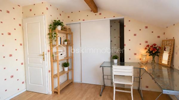 À Valleiry, dans un environnement résidentiel, profitez d’un cadre de vie familial, calme et pratique, à proximité de Genève.

UNE MAISON PENSÉE POUR LA VIE DE FAMILLE
Construite en 2004, cette maison de 7 pièces offre de beaux volumes et une organisation idéale pour une vie de famille confortable.
Répartie sur trois niveaux, elle propose 4 chambres, 2 salles de bains, 3 WC, un garage attenant, deux places de stationnement et un jardin clos.
Implantée sur une parcelle d’environ 274 m², au sein d’un lotissement résidentiel calme, la maison est mitoyenne par un seul côté, au niveau du garage et de la chambre située au-dessus, tout en conservant une réelle indépendance dans ses espaces de vie.
Elle bénéficie d’une situation préservée, sans accès direct sur la route et à l’écart des nuisances sonores.

LE COUP DE CŒUR : UNE VÉRANDA CHAUFFÉE DE 20 M²
Baignée de lumière et largement ouverte sur le jardin, la véranda prolonge agréablement les espaces de vie et crée une atmosphère chaleureuse en toute saison.
Salle à manger conviviale, salon détente, salle de jeux, coin lecture ou espace pour recevoir : chacun pourra imaginer cette pièce selon son mode de vie.

REZ-DE-JARDIN : DES ESPACES FLUIDES ET LUMINEUX
Le rez-de-jardin offre une distribution agréable et fonctionnelle.
L’entrée ouvre sur une belle pièce de vie lumineuse d’environ 36 m², composée d’un séjour et d’une cuisine ouverte, avec un premier WC indépendant.
La pièce de vie se prolonge naturellement vers la véranda ouverte sur le jardin.
Le garage attenant, accessible également depuis la véranda, apporte un espace pratique supplémentaire au quotidien.

PREMIER ÉTAGE : MEZZANINE, 2 CHAMBRES ET SUITE PARENTALE
Une spacieuse mezzanine d’environ 16 m² offre un espace polyvalent, idéal pour aménager un bureau, un coin lecture, une salle de jeux ou un espace TV.
Ce niveau comprend également deux chambres, dont une chambre parentale avec salle de bains privative, ainsi qu’un deuxième WC.

DEUXIÈME ÉTAGE : 2 CHAMBRES SUPPLÉMENTAIRES
Le dernier niveau accueille deux autres chambres, des rangements, une seconde salle de bains et un troisième WC, offrant à chacun son propre espace.

CONFORT ET CHAUFFAGE
Le chauffage principal est assuré par un poêle à granulés, relayé si besoin par des convecteurs électriques.

SECTEUR ET COMMODITÉS
La situation est idéale pour concilier vie de famille, quotidien pratique et déplacements vers le bassin genevois.
La douane de Chancy permet de rejoindre rapidement Genève et constitue un véritable atout pour les actifs frontaliers souhaitant profiter d’un cadre résidentiel calme tout en restant proches de leur lieu de travail.
Pour les familles, le groupe scolaire Les Primevères, de la maternelle au CM2, est accessible à pied, tandis que le Collège du Vuache à Vulbens se situe à environ 10 minutes, avec des transports scolaires au départ de Valleiry.
Au quotidien, tout est à portée de main : supermarché, boulangeries, pharmacie, professionnels de santé, banques, bureau de poste, restaurants et gare SNCF.

À DÉCOUVRIR
Un bien familial complet, fonctionnel et idéalement situé, qui conjugue espace, calme, praticité et proximité de Genève.