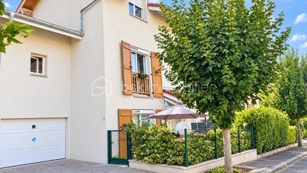À Valleiry, dans un environnement résidentiel, profitez d’un cadre de vie familial, calme et pratique, à proximité de Genève.

UNE MAISON PENSÉE POUR LA VIE DE FAMILLE
Construite en 2004, cette maison de 7 pièces offre de beaux volumes et une organisation idéale pour une vie de famille confortable.
Répartie sur trois niveaux, elle propose 4 chambres, 2 salles de bains, 3 WC, un garage attenant, deux places de stationnement et un jardin clos.
Implantée sur une parcelle d’environ 274 m², au sein d’un lotissement résidentiel calme, la maison est mitoyenne par un seul côté, au niveau du garage et de la chambre située au-dessus, tout en conservant une réelle indépendance dans ses espaces de vie.
Elle bénéficie d’une situation préservée, sans accès direct sur la route et à l’écart des nuisances sonores.

LE COUP DE CŒUR : UNE VÉRANDA CHAUFFÉE DE 20 M²
Baignée de lumière et largement ouverte sur le jardin, la véranda prolonge agréablement les espaces de vie et crée une atmosphère chaleureuse en toute saison.
Salle à manger conviviale, salon détente, salle de jeux, coin lecture ou espace pour recevoir : chacun pourra imaginer cette pièce selon son mode de vie.

REZ-DE-JARDIN : DES ESPACES FLUIDES ET LUMINEUX
Le rez-de-jardin offre une distribution agréable et fonctionnelle.
L’entrée ouvre sur une belle pièce de vie lumineuse d’environ 36 m², composée d’un séjour et d’une cuisine ouverte, avec un premier WC indépendant.
La pièce de vie se prolonge naturellement vers la véranda ouverte sur le jardin.
Le garage attenant, accessible également depuis la véranda, apporte un espace pratique supplémentaire au quotidien.

PREMIER ÉTAGE : MEZZANINE, 2 CHAMBRES ET SUITE PARENTALE
Une spacieuse mezzanine d’environ 16 m² offre un espace polyvalent, idéal pour aménager un bureau, un coin lecture, une salle de jeux ou un espace TV.
Ce niveau comprend également deux chambres, dont une chambre parentale avec salle de bains privative, ainsi qu’un deuxième WC.

DEUXIÈME ÉTAGE : 2 CHAMBRES SUPPLÉMENTAIRES
Le dernier niveau accueille deux autres chambres, des rangements, une seconde salle de bains et un troisième WC, offrant à chacun son propre espace.

CONFORT ET CHAUFFAGE
Le chauffage principal est assuré par un poêle à granulés, relayé si besoin par des convecteurs électriques.

SECTEUR ET COMMODITÉS
La situation est idéale pour concilier vie de famille, quotidien pratique et déplacements vers le bassin genevois.
La douane de Chancy permet de rejoindre rapidement Genève et constitue un véritable atout pour les actifs frontaliers souhaitant profiter d’un cadre résidentiel calme tout en restant proches de leur lieu de travail.
Pour les familles, le groupe scolaire Les Primevères, de la maternelle au CM2, est accessible à pied, tandis que le Collège du Vuache à Vulbens se situe à environ 10 minutes, avec des transports scolaires au départ de Valleiry.
Au quotidien, tout est à portée de main : supermarché, boulangeries, pharmacie, professionnels de santé, banques, bureau de poste, restaurants et gare SNCF.

À DÉCOUVRIR
Un bien familial complet, fonctionnel et idéalement situé, qui conjugue espace, calme, praticité et proximité de Genève.